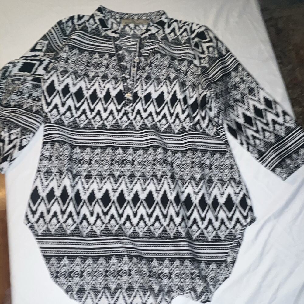 R Cinco Ranch Women's M Blouse Black/White Geometric 3/4 Sleeve V-Neck Zip